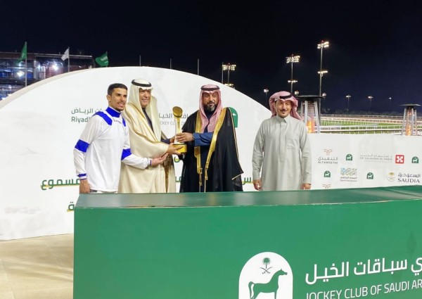 نائب رئيس هيئة الإذاعة والتلفزيون يتوج الفائز بكأس الهيئة للفروسية