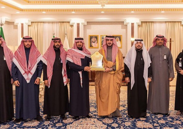 سمو أمير الجوف يكرم فريق العمل بإدارة الموارد البشرية بالإمارة لتحقيقهم نسبة 100% على منصة “التزام”
