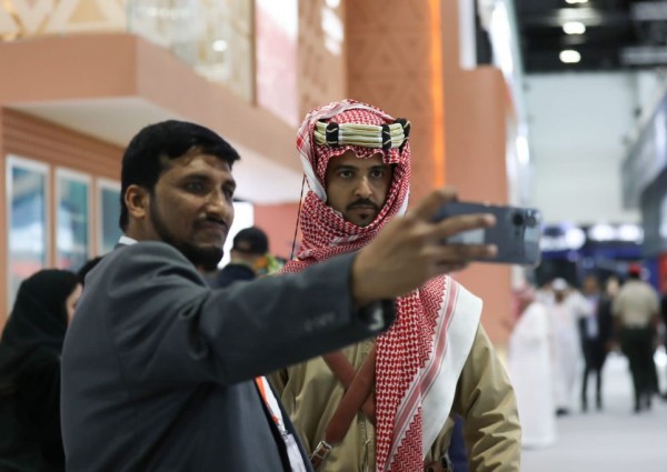 الزي القديم للمملكة يجذب زوار جناح وزارة الداخلية المشارك في معرض الدفاع الدولي “أيدكس 2023” بأبوظبي
