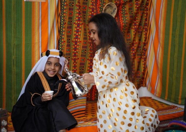 المصممة السعودية أحلام  الزهراني : تجمع الازياء وأصالة التراث  في يوم التأسيس