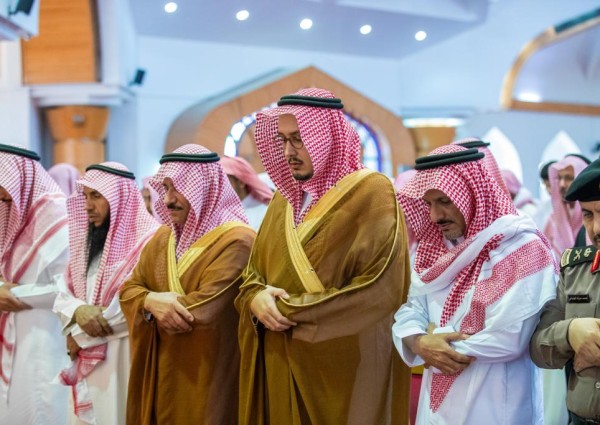 نائب أمير المنطقة الشرقية يصلي صلاة الميت على بن آل حثلين