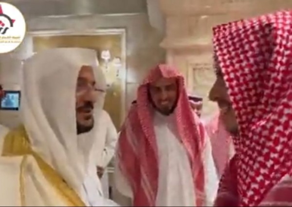 لفتة كريمة .. بالفيديو: وزير الشؤون الإسلامية يشيد بطالبان رافقاه بسمو أخلاقهما وحسن أدبهما