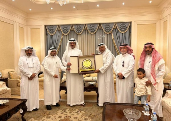 سلطان بن خالد الفيصل يستقبل مسؤولين من وقفي (قدوتي والوالدين) ونادي البر التطوعي