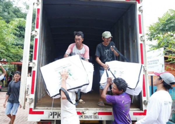 مركز الملك سلمان للإغاثة يوزع أكثر من 7 أطنان من السلال الغذائية في العاصمة الإندونيسية جاكرتا