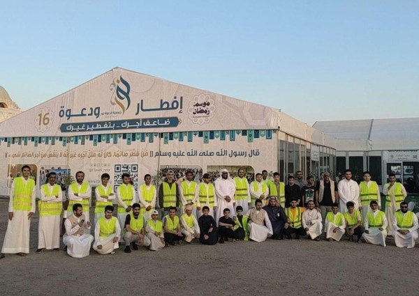 على طريق مطار الملك فهد.. 80 متطوع يقدمون الإفطار لـ 1500 صائم في المخيم الرمضاني  “إفطار ودعوة”