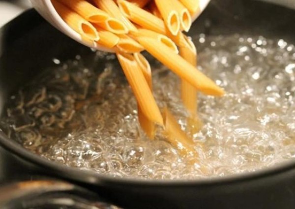 دراسة : إضافة الملح إلى المعكرونة خلال سلقها يمكن أن يصيب الإنسان بالسرطان وتليف الكبد