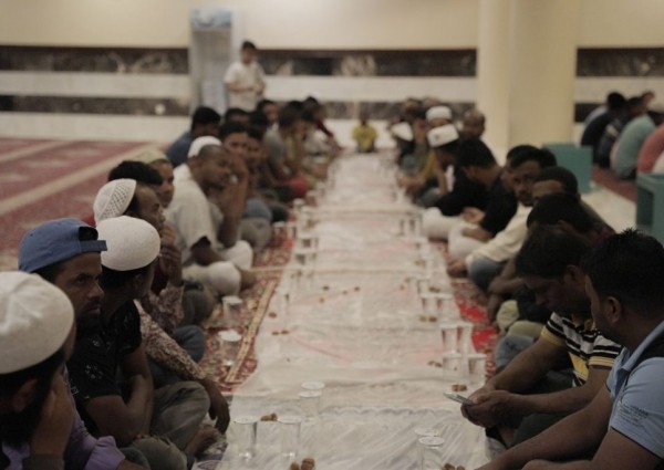 مبادرة منا وفينا تفطّر 12,024صائمًا في أوائل أيام شهر رمضان المبارك