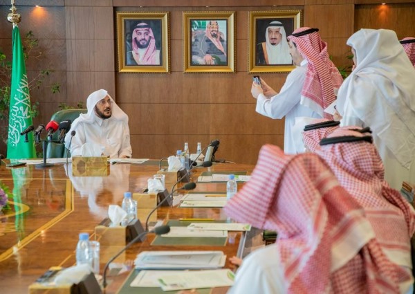 “آل الشيخ ” أي تجاوز وخروج عن المنهج الشرعي من الأئمة سواء في دعاء القنوت أو في الوقت ستتعامل معه الوزارة وفق ما بدر منه