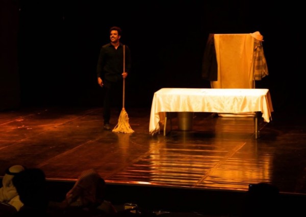 ممثل ( كومبارس ) يتألق على مسرح جمعية الثقافة والفنون بالأحساء