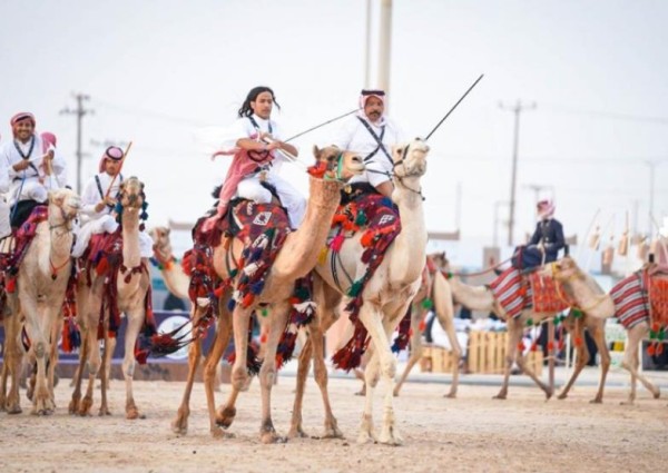 أصوات حداء الإبل والربابة والأشعار المنشدة تتناغم في مهرجان سفاري بقيق