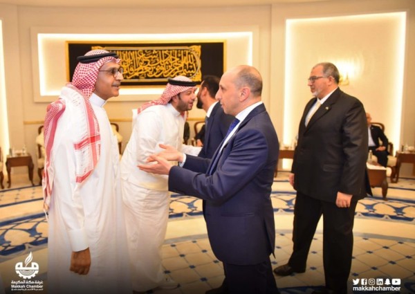 أكثر من 150 دبلوماسياً يلتقون على مائدة إفطار “غرفة مكة”