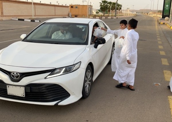 منسوبو متوسطة الرفيعة يوزعون وجبات الإفطار بالتعاون مع ” بنات الجوف فيهن خير