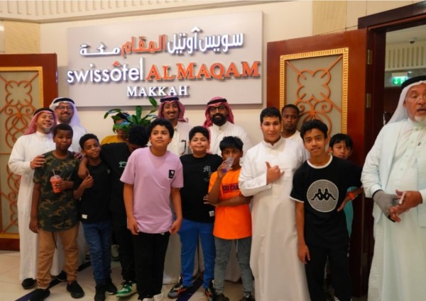 أيتام (البر) يودعون شهر رمضان بإفطار جماعي بـ(سويس أوتيل المقام) في برج الساعة بمكة المكرمة