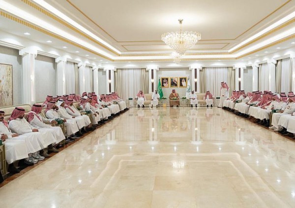 سمو أمير منطقة الجوف يستقبل المهنئين بمناسبة عيد الفطر المبارك من منسوبي الإمارة