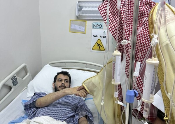 القحطاني “يعايد المرضى بمستشفى فيفاء العام