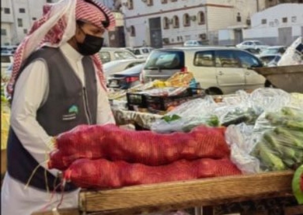 بمشاركة الجهات الأمنية مداهمة  سوق عشوائي بعتيبية مكة