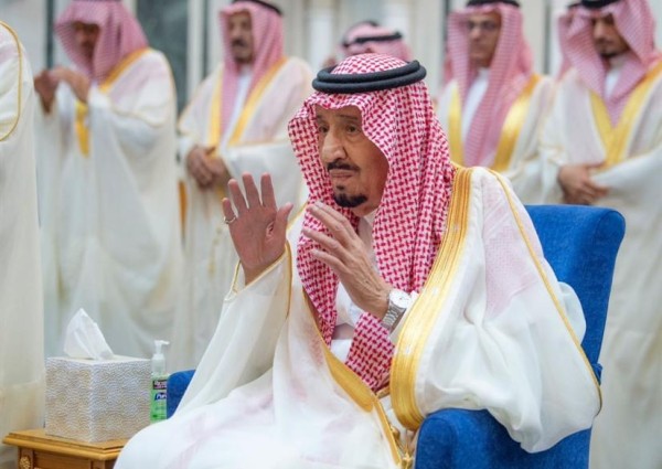خادم الحرمين يؤدي صلاة عيد الفطر في قصر السلام بجدة