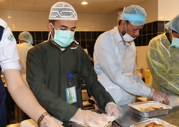 فريق الشعلة التطوعي يشارك في مشروع إفطار الصائمين بجمعية ساعد الخيرية بعرعر