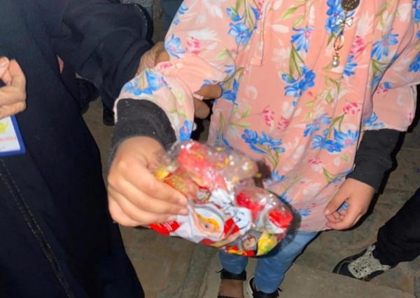 عيديات وهدايا تنثر البهجة على الأطفال في «حديقة الزهور»