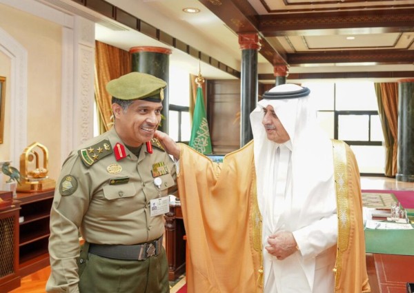 أمير تبوك يقلد العميد البلوي رتبته الجديدة