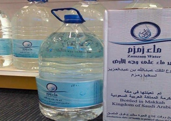 عند مغادرة المملكة بعد الانتهاء من العمرة .. الحج تضع شرطين لشحن ماء زمزم من قبل المعتمرين في الطائرات
