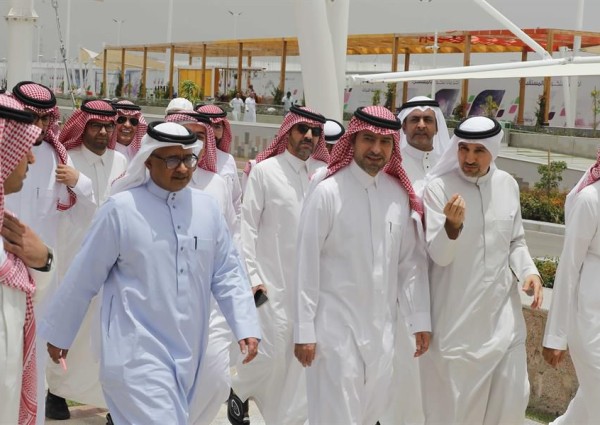 اطلع على سير الأعمال في مدينة الورود .. وزير الشؤون البلدية يتفقد عدداً من المشاريع التنموية في الطائف