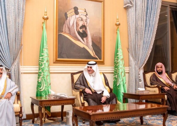 أمير تبوك يستقبل المواطنين في اللقاء الأسبوعي