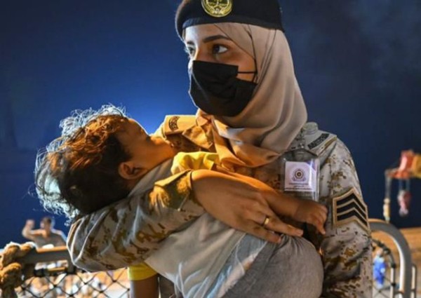 وزير الإعلام: صورة المجندة السعودية التي تحتضن رضيعا خلال اجلائه مع عائلته من السودان تعكس إنسانية المملكة
