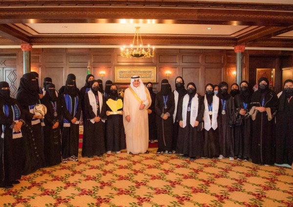 أمير تبوك يستقبل منتخب المنطقة المشارك في بطولة المملكة لدوري المدارس لكرة القدم “بنات”