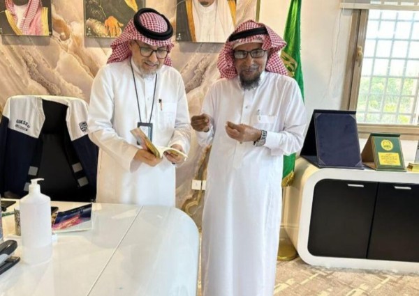 مدير مستشفى أبو عريش العام يلتقي الأديب والقاص محمد الرياني