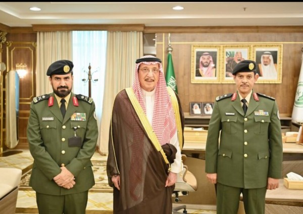 سمو أمير جازان يقلد مساعد مدير سجون المنطقة رتبته الجديدة