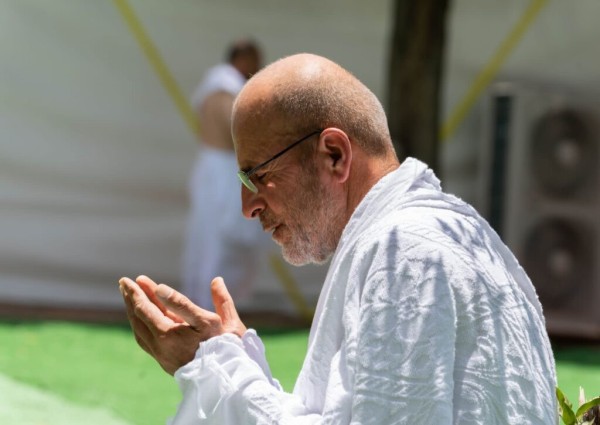 شملت دعوات “بالتوصية ” .. أعين تفيض بالعبرات واجساد تستقبل القبلة على صعيد عرفات