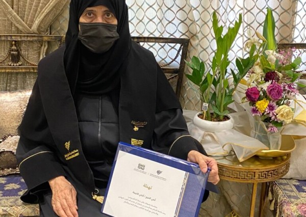 “سلوى العماني”  ذات السبعين ربيعاً .. أكبر خريجة في حفل طالبات جامعة الإمام عبد الرحمن بن فيصل