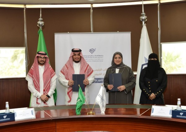 تفعيلاً لليوم الدولي لحماية الاطفال .. مكتب العمل بالدمام يقيم ركن تعريفي وتوعوي وتثقيفي