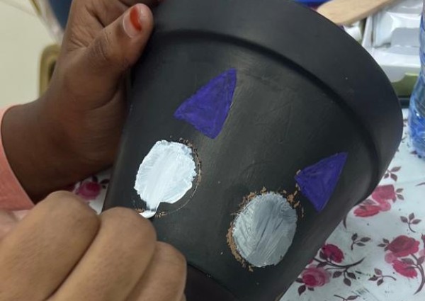 فريق بيش ارت للفنون البصرية يقيم دورة فنية في تعليم اساسيات الرسم والتلوين والرسم على الفخار والحرق على الخشب لنزيلات دار رعاية الفتيات