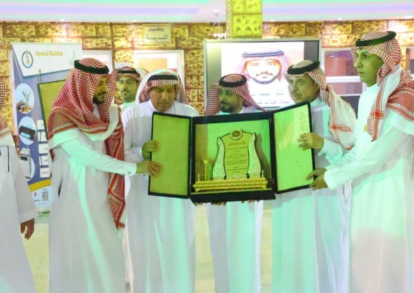 ثانوية الشيخ عبدالعزيز بعرعر تكرم القرني بمناسبة انتقال عمله
