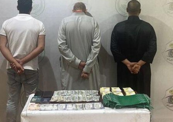 الإطاحة بـ”3 وافدين” لترويجهم حملات حج وهمية وبيع أساور حج غير نظامية .. والكشف عن جنسيتهم