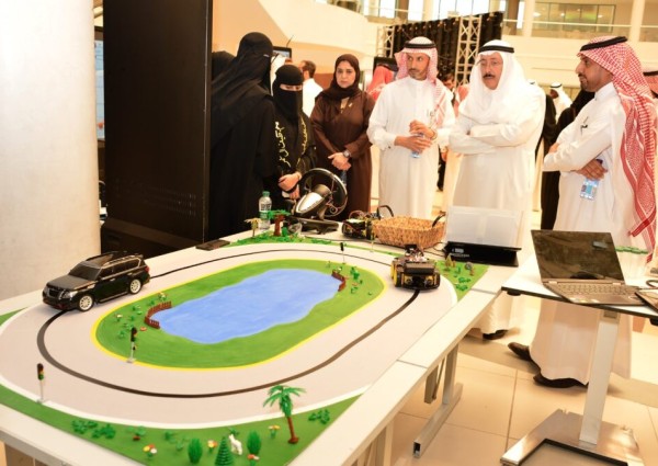 طالبات الهندسة الطبية الحيوية بجامعة الإمام عبد الرحمن بن فيصل يبتكرن جهازاً لتنبيه السائق لحظة شعوره بالنعاس