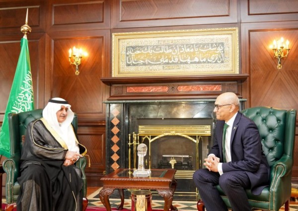 أمير تبوك يستقبل سفير باكستان لدى المملكة