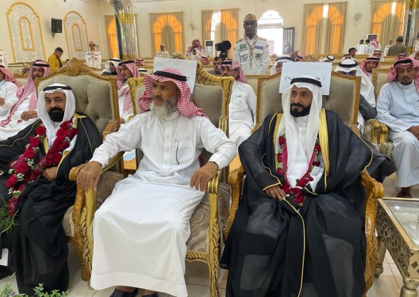 ابتدائية ابو هريرة  والزبير بن العوام تحتفي بمديرها الجندلي ومعلمها دريدح