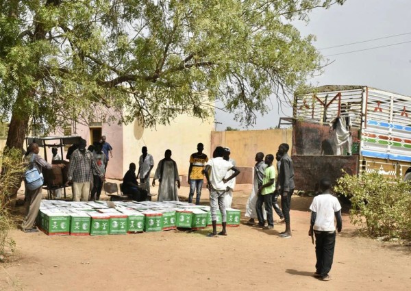 مركز الملك سلمان للإغاثة يوزع 770 سلة غذائية في محلية ود مدني بولاية الجزيرة السودانية