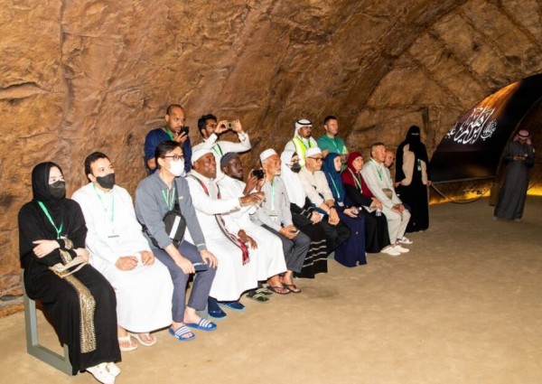 ضيوف برنامج خادم الحرمين الشريفين للحج يزورون معرض الوحي ضمن البرامج الثقافية التي نظمتها وزارة الشؤون الإسلامية
