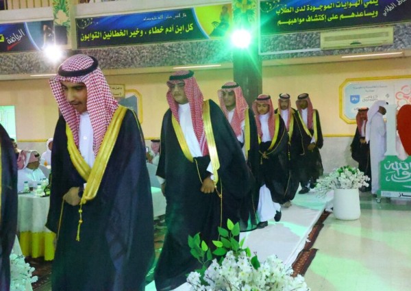 ثانوية الشيخ عبدالعزيز بعرعر تحتفي بتخريج طلاب الصف الثالث وتكرم القرني بمناسبة انتقال عمله