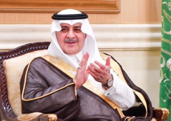 أشاد بدور المرأة السعودية في خدمة ضيوف الرحمن  .. أمير تبوك يكرم المشاركين والمشاركات في أعمال الحج بمنفذ حالة عمار