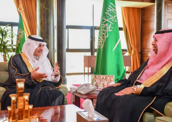 أمير تبوك يتسلم التقرير السنوي للبريد السعودي “سبل”