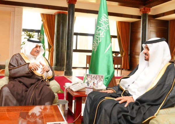 أمير تبوك يستقبل مدير شركة الاتصالات السعودية بالمنطقة
