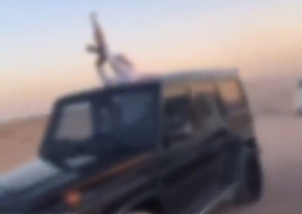 معرضاً حياة الآخرين للخطر.. شرطة البدع بـ”تبوك” تطيح بمواطن ظهر في مقطع وهو يطلق النار من سلاح ناري في مكان عام