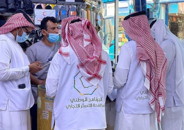 منها أن يتوقف عن ارتكاب الجريمة عند تقدمه بالإبلاغ عنها .. التستر التجاري تكشف عن 7 شروط لإعفاء المتورط في جريمة التستر من العقوبات