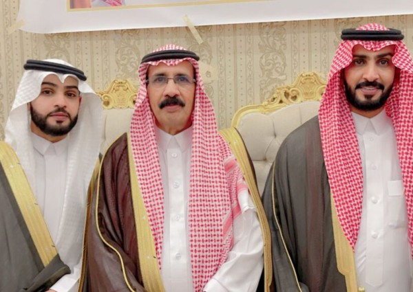 وسط جمع غفير من الأهالي .. فهد بن جلال بن عجوين يحتفل بزواج أبنائه في قصر المعالي كبيتال بحائل