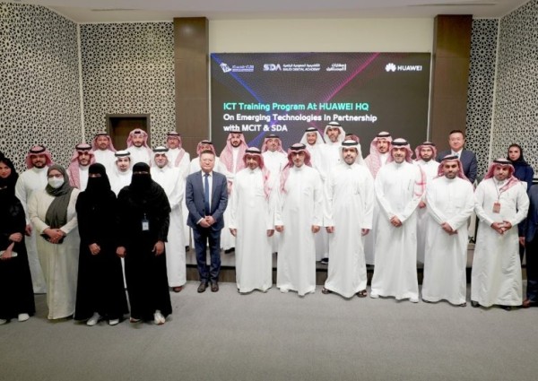 «وزارة الاتصالات» تكرّم 15 شابًا وشابة بعد تلقيهم برنامجًا تدريبيًا متطورًا بالصين